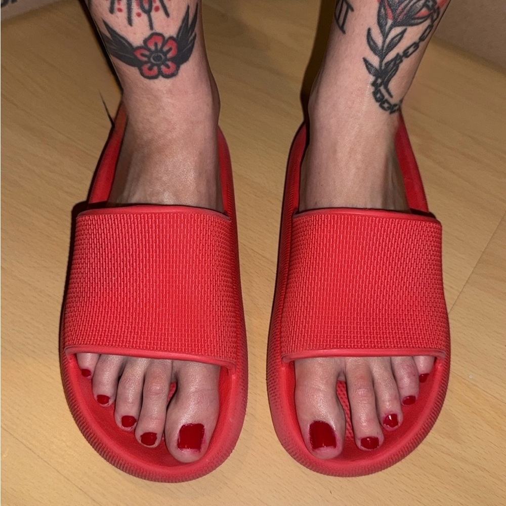 ♥️❤️ red squishy sandals size 8/8.5